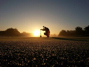 Kaamera jäädvustas tänuväärset tööd tegeva greenkeeperi
