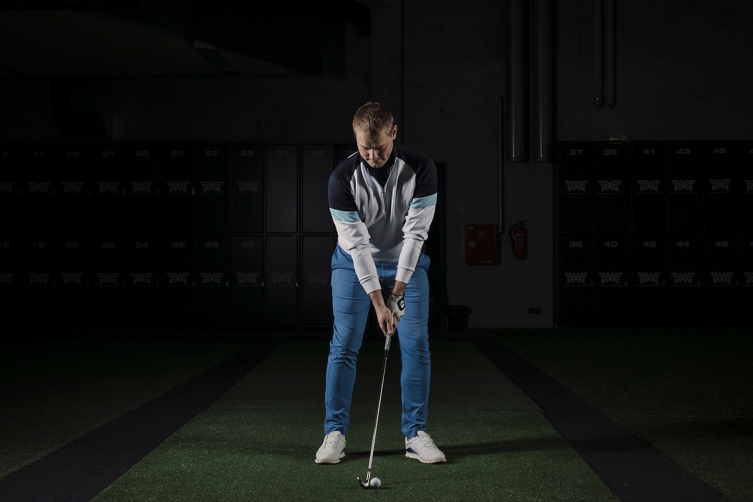 TEE JÄRELE! Torel Neider lööb golfipalli auku üle golfikäru